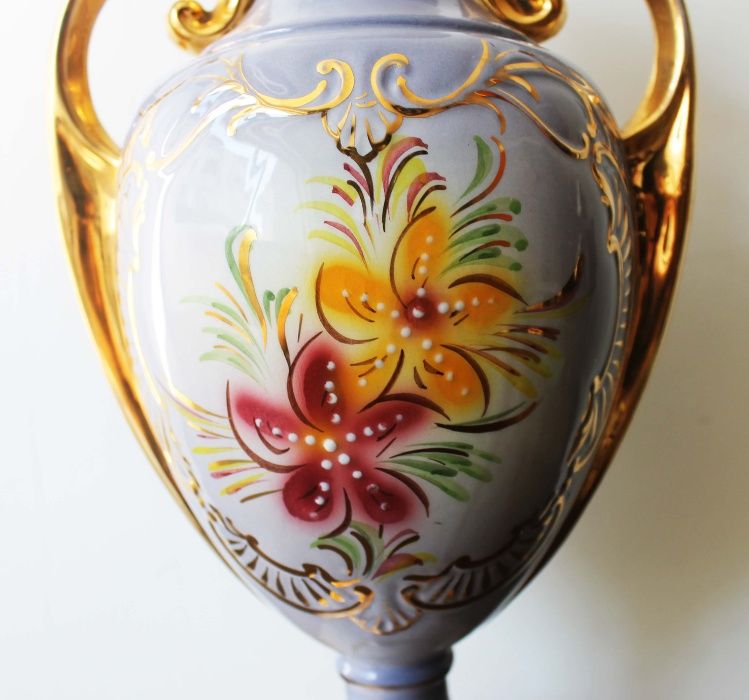 Antiga jarra em limoge com forma de taça pintada a mão de Alcobaça