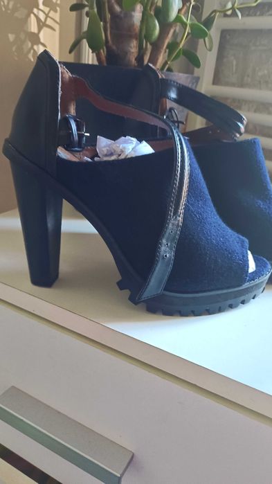 Туфлі з відкритим носиком