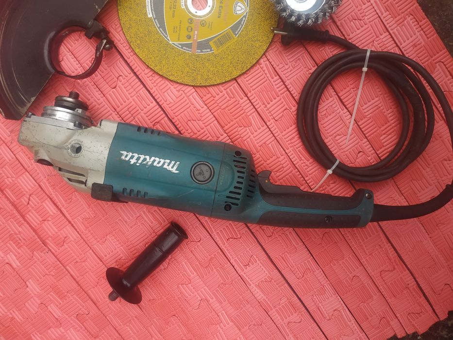 Болгарка Makita GA9020+круг по металлу в подарок