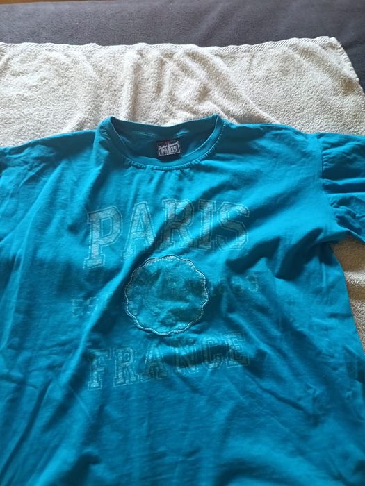 t shirt de homem azul turquesa com estampagem/ relevo alusivo a Paris France
