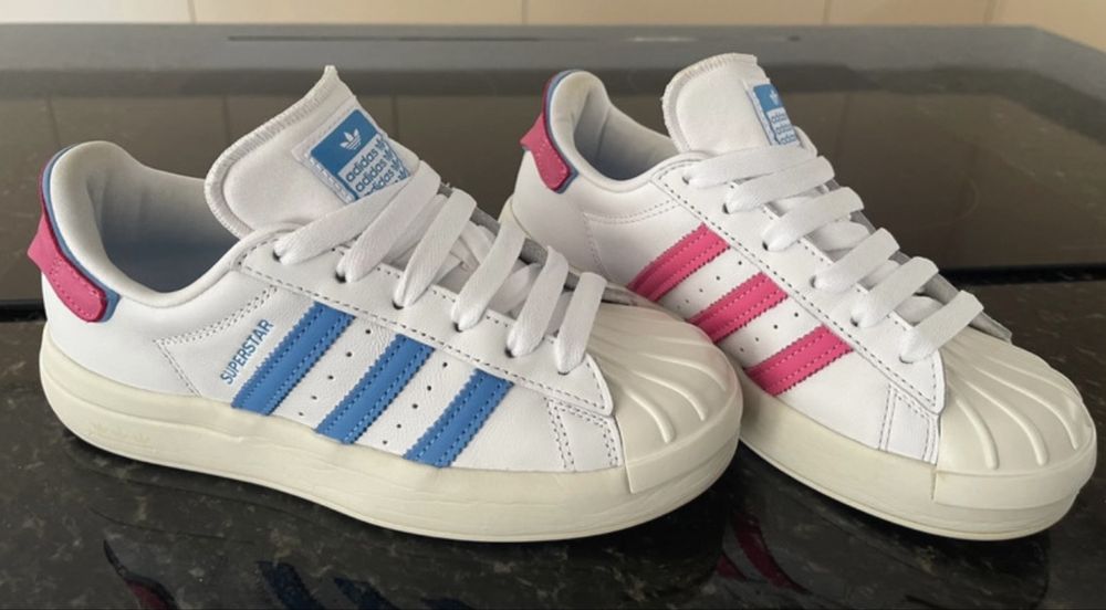 Sapatilha marca Adidas multicolor