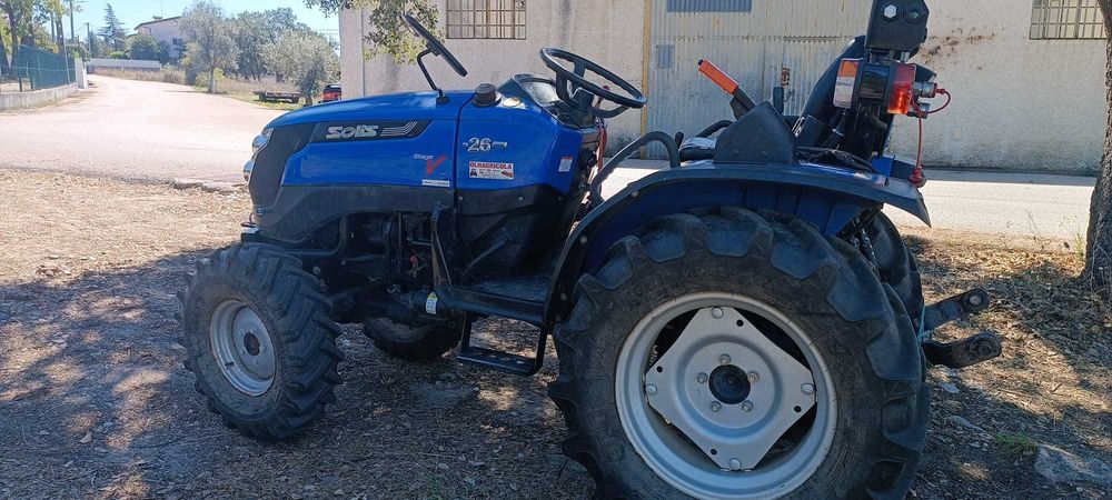 Trator Solis 26 com alfais