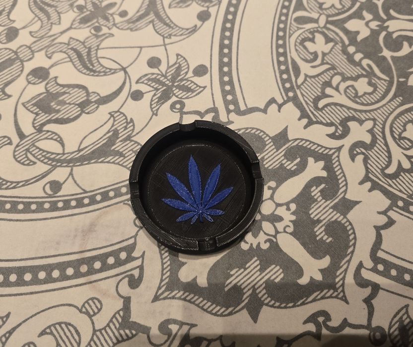 Cinzeiro com Símbolo da Erva de Cannabis – Impresso em 3D