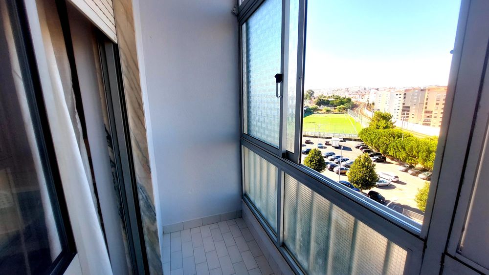 Quarto para arrendar - Metro Reboleira