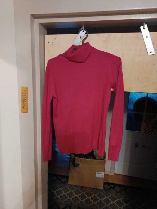 Malinowy golf sweterek