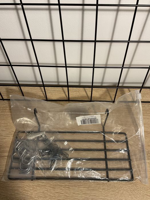 Grelha decorativa para parede Amazon com prateleira e acessórios