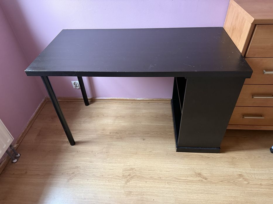 Czarne biurko z półką pod spodem