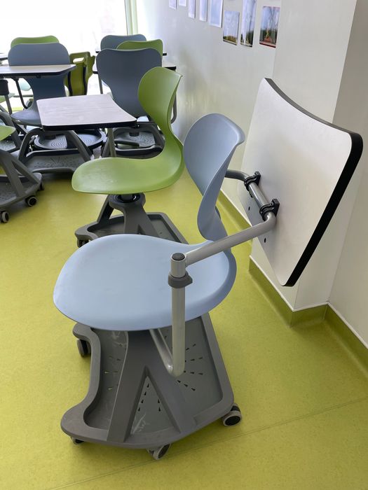 Cadeiras com palmatória e rodas -sala do futuro