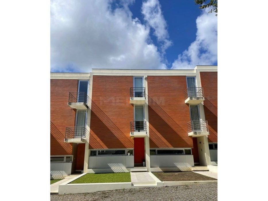 Moradia T4+2Escritórios no 'Villas Real Maia'