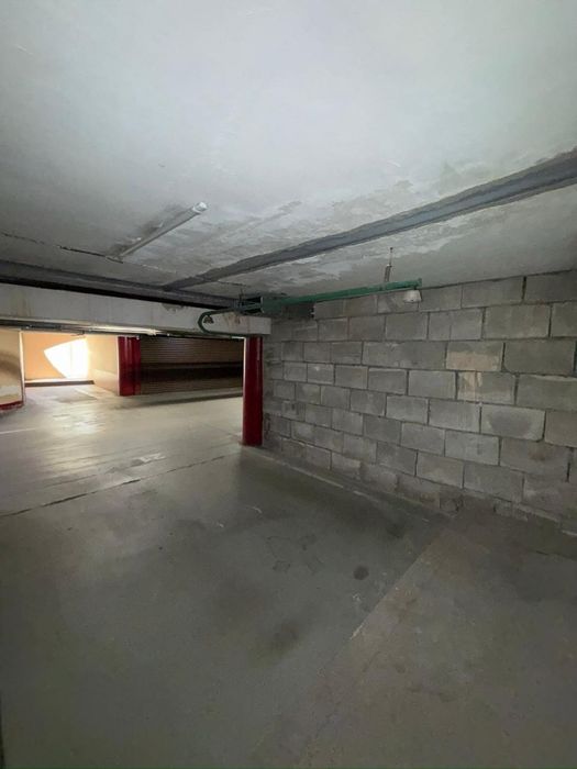 Продаж паркомісця Старонаводницька 4-В. Власник.