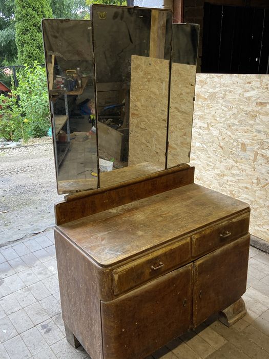 stara toaletka z dużym lustrem