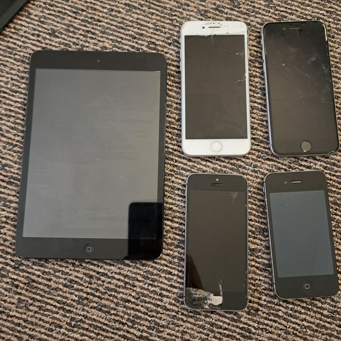Sprzedam 4 iPhone , 1 iPad