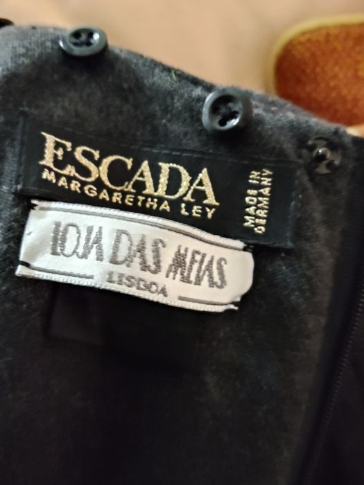 Lindo Vestido  Preto de Lã com Gola Branca amovível Escada