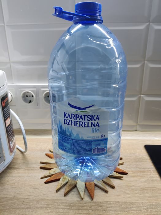 Продам бутилі пластикові 6 літрові, усього близько 20  штук