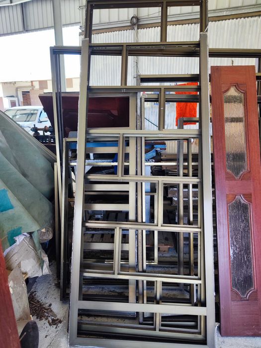 Janelas e portas em alumínio bronze com vidro simples e aro