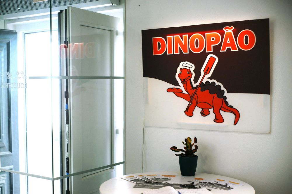 Placard "Dinopão", pastelaria histórica da Lourinhã, peça única