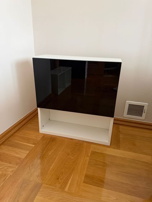 Szafka ścienna, wisząca IKEA z drzwiami biało-czarna