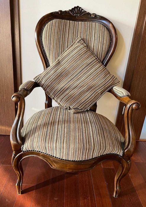 Antyk. Piękny rzeźbiony fotel ludwikowski. Starannie odrestaurowany.