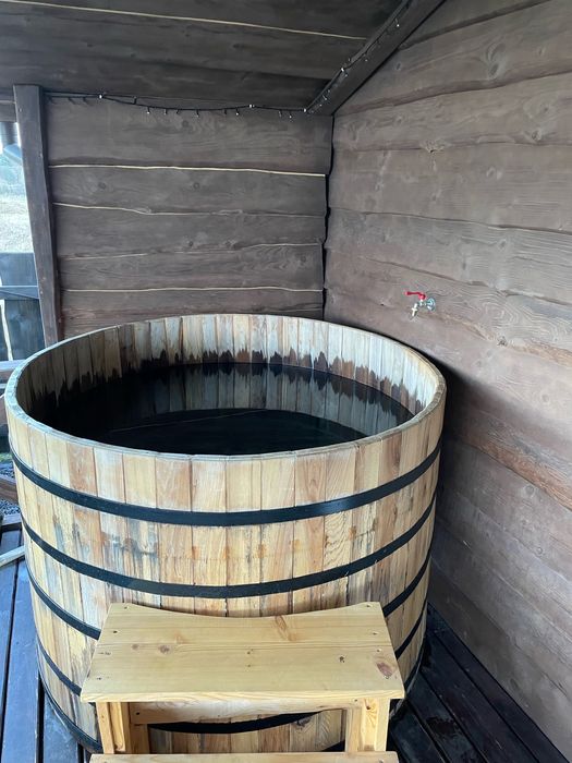 Деревʼяна бочка для води