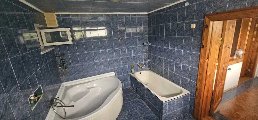 Продам будинок 209 м.кв, з жилим підвалом, грубою та хоз. постройки.