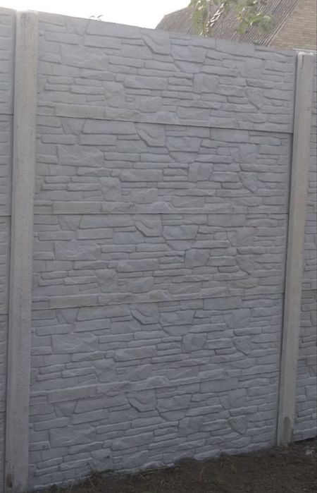 Залізобетонний забор, паркан. Огорожі. Ворота. Бетонні стовпи.