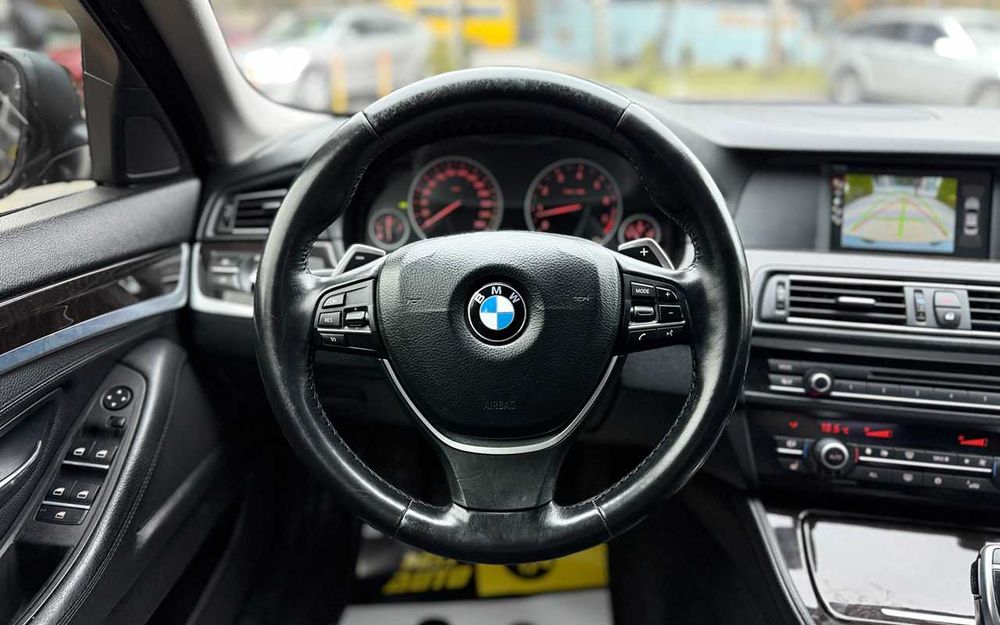 BMW 520I 2012 року