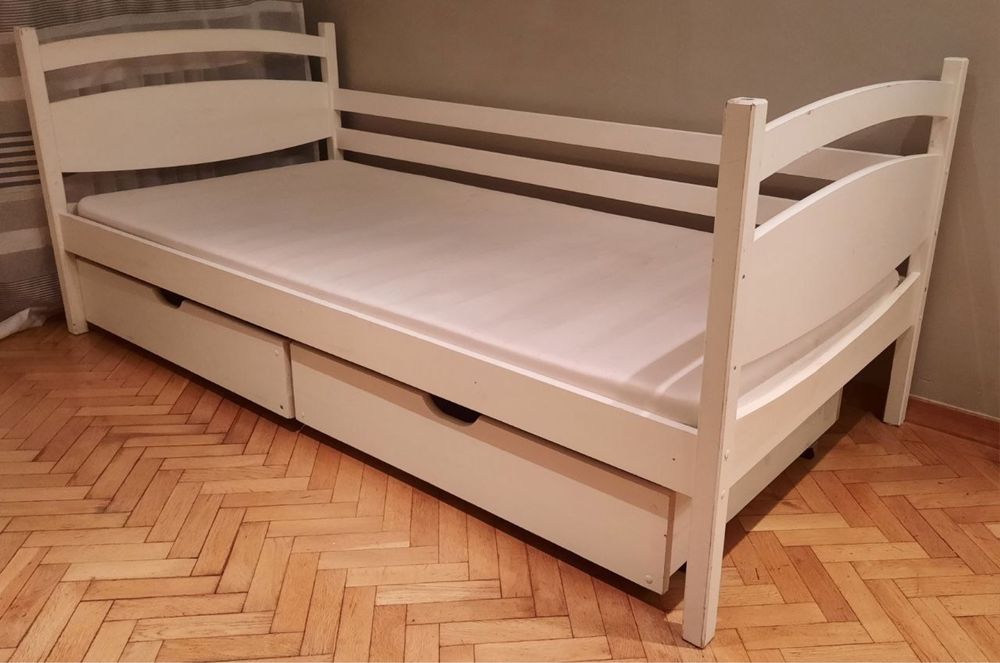 Łóżko z materacem