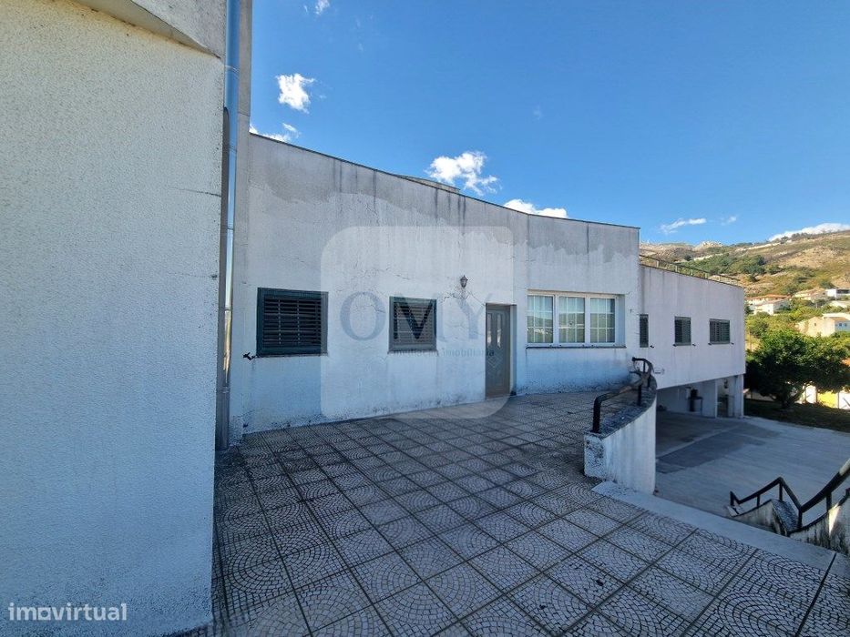 Moradia T4+1 de Rés do Chão e Andar com Terraço Panorâmico