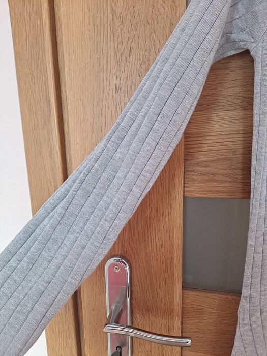 Sukienka sweterkowa prążkowana z odkrytymi ramionami 70% wiskoza midi