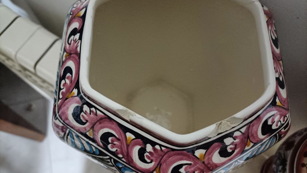 Louça de Coimbra pintada a mão