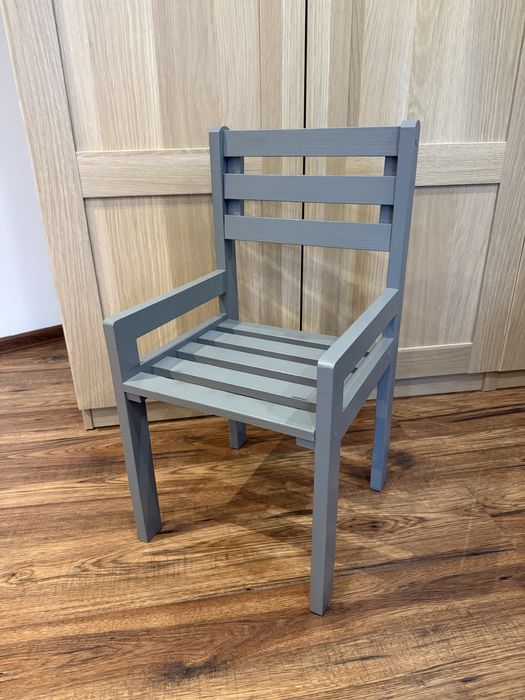 Drewniane szare krzesełko dla dziecka