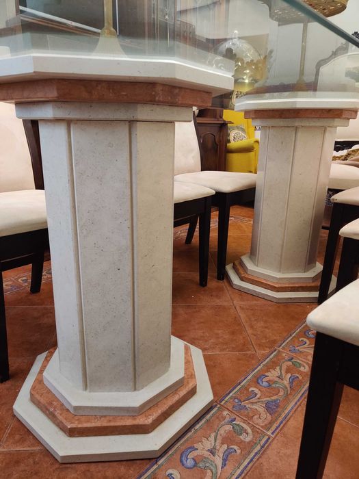 Mesa de sala em mármore e vidro + conjunto de cadeiras em madeira