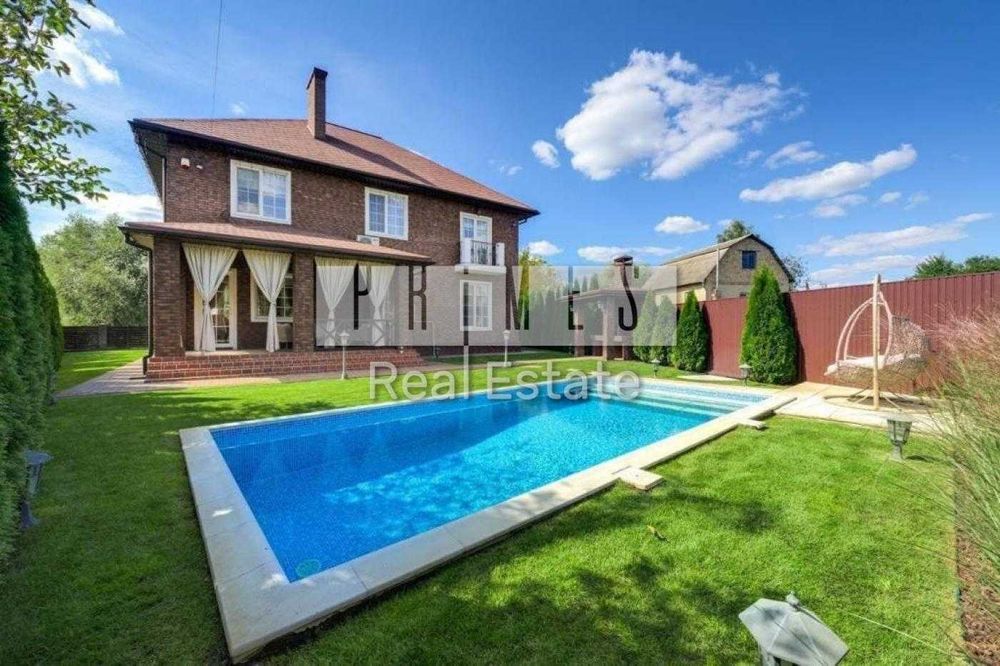 Продаж сучасного котеджу, з терасою та басейном, Романків