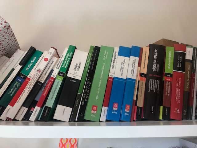 Livros e códigos de Direito (várias áreas)