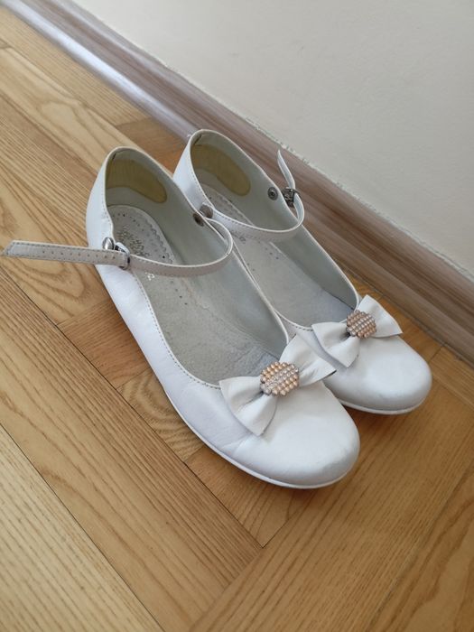 Białe buty komunijne