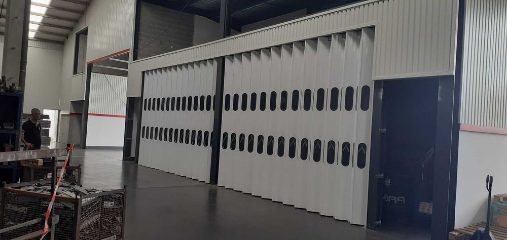 Portões de fole lacados novos