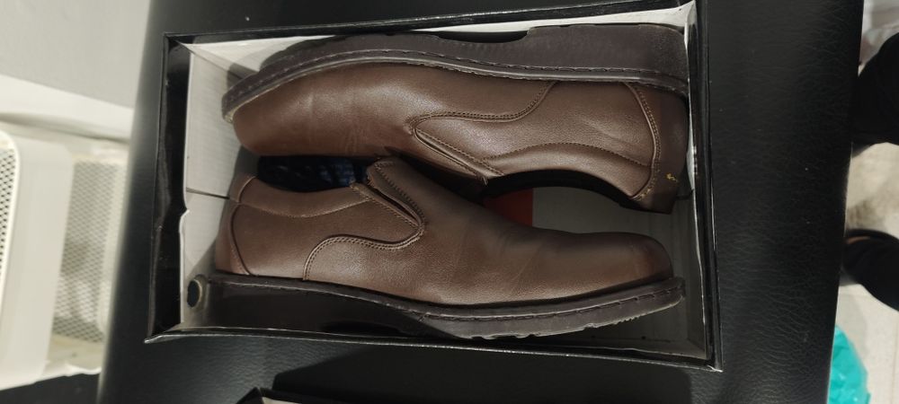 Sapatos castanhos novos, na caixa!