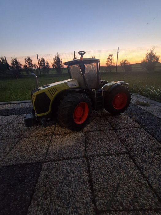Zabawkowy traktor Bruder