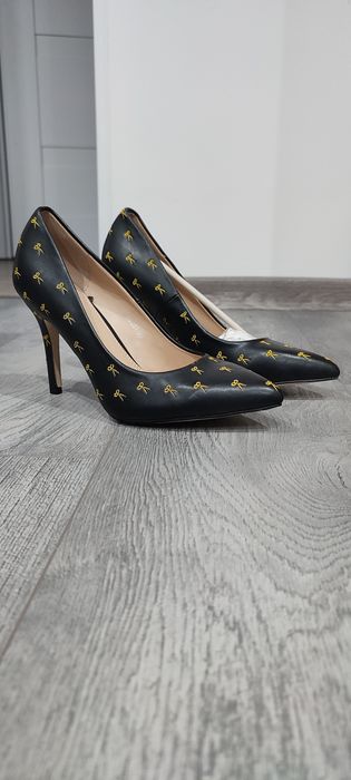 Szpilki w nożyce, buty na wysokim obcasie. SUPER