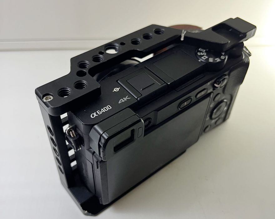 Sony A6400 + 16-50mm Lens + Cage + 3 Batteries — Excellent Condition64739758299137122