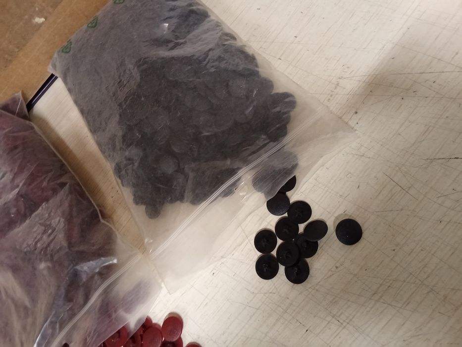 Zaślepki na konfirmaty i na krzyżak gratis oddam