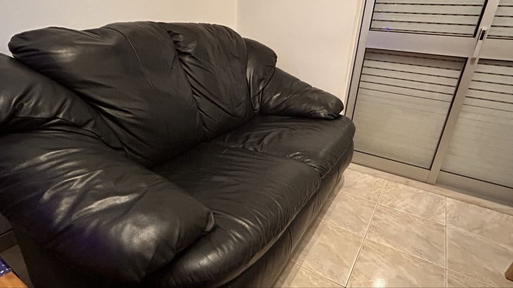 Sofá preto de pele