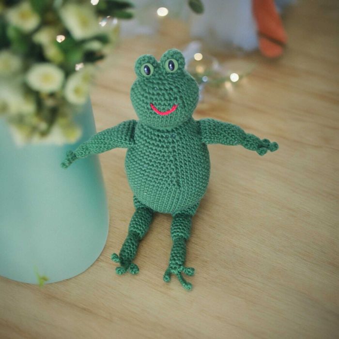 Pleciona maskotka żaba