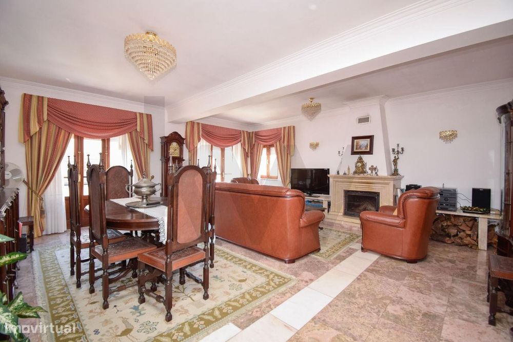 Moradia com Armazém e Habitação Independente em Camarate - Loures