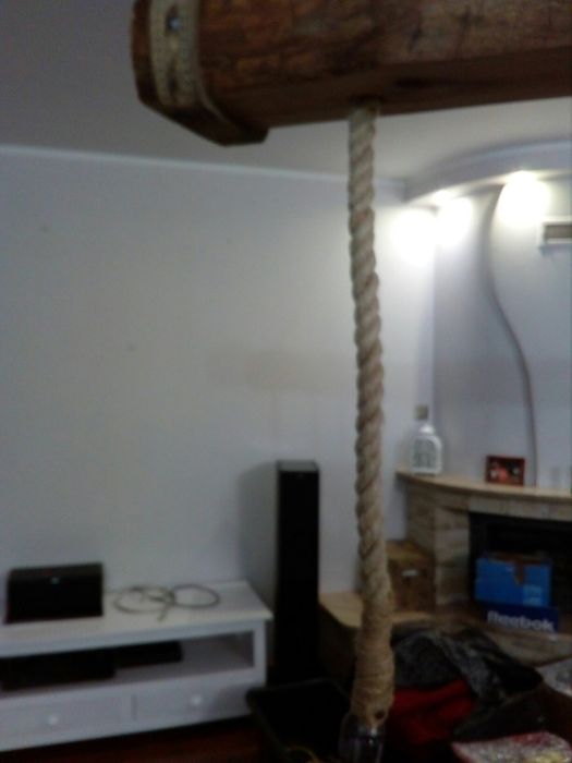 rustykalna lampa wisząca z belki, sznura i łańcucha na 3 żarówki