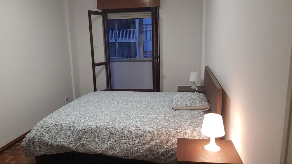 Quarto casal com varanda para arrendar no Cacem bem localizado