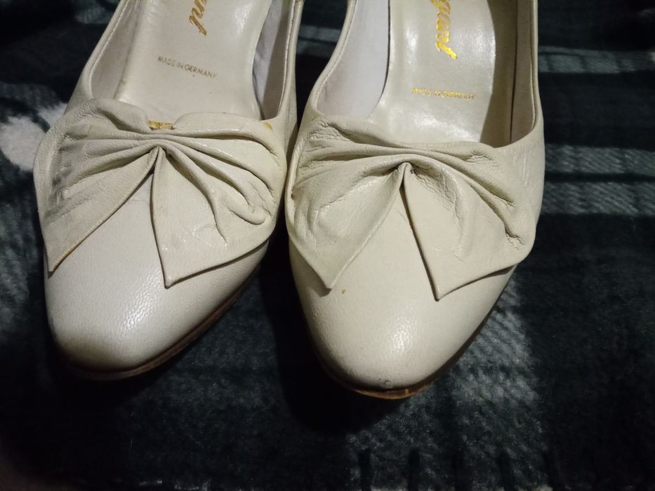 Туфли на каблуке 37 белые с бантом лодочки свадебные Германия кожаные