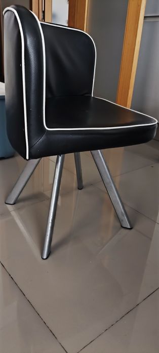 Mesa de vidro com 4 cadeiras em pele.