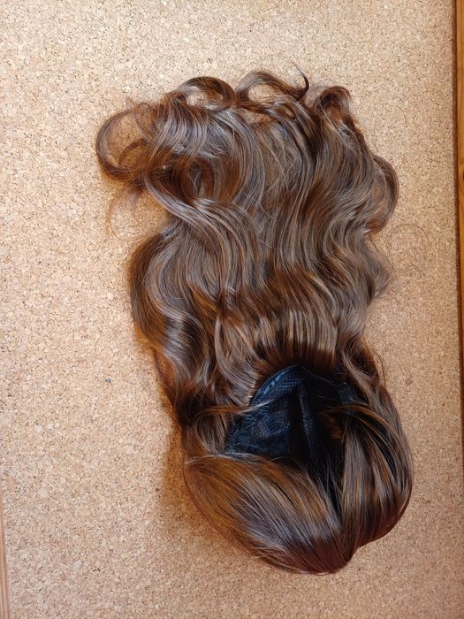 Peruca encaracolada longa com franja. 
Nova.