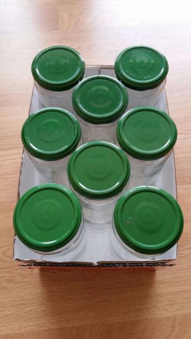 Conjunto de 8 frascos de vidro limpos e sem rótulos.